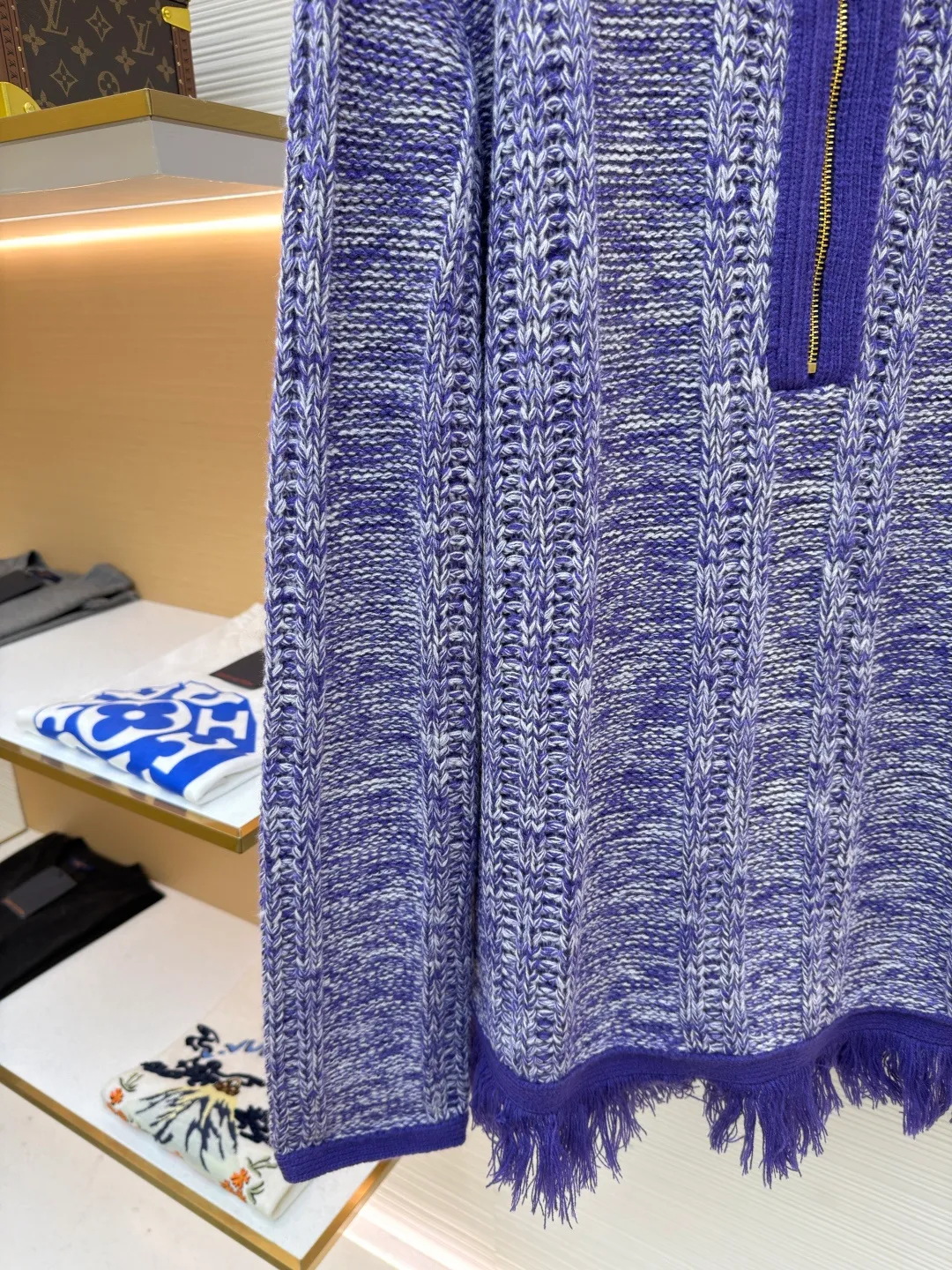 LOUIS VUITTON letter badge half-zip pullover tassel sweater ●Original version: purchased and developed at 20700 ●Item number: 1682315-C05 ●Fabric: wool fabric ●Technology: tassel knitting ●Color: purple ●Version: fitted version ●Weight: about 870 grams ●Size: S-M-L-XL ●Description: This half-zip sweater is made of colorful dot blended wool yarn, which is blended and dyed with dark purple, light purple and off-white yarns. It uses multiple twisting processes to create a mottled snowflake texture effect. The yarn has both softness and crispness. The body of the garment adopts vertical pit weaving technology, and the spacing and depth of the pits are controlled by a computerized flat knitting machine to form a three-dimensional longitudinal texture, which not only modifies the body shape but also enhances the breathability of the clothing. The half-high collar is spliced ​​with solid-color ribbed fabric and matched with a customized metal zipper. The zipper teeth are gold-plated and polished, which makes the pull smooth and not easy to oxidize. The hem adopts hand-made tassel technology. The yarn is cut to a fixed length and then combed out. The tassels hang naturally without knotting. The sides and cuffs of the garment are densely overlocked to effectively prevent threading. Every craft detail takes into account both design beauty and practicality. The overall wiring is straight and delicate, the fabric is comfortable and soft, and the color is consistent without color difference. It can be matched with the same style to create a fashionable look and control various occasions. Customized accessories, complete with three standards, same style for men and women!